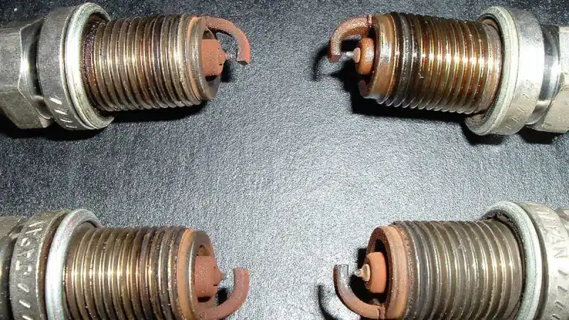 como-saber-cuando-es-el-momento-de-cambiar-las-bujias-indicadores-y-pasos-para-su-sustitucion