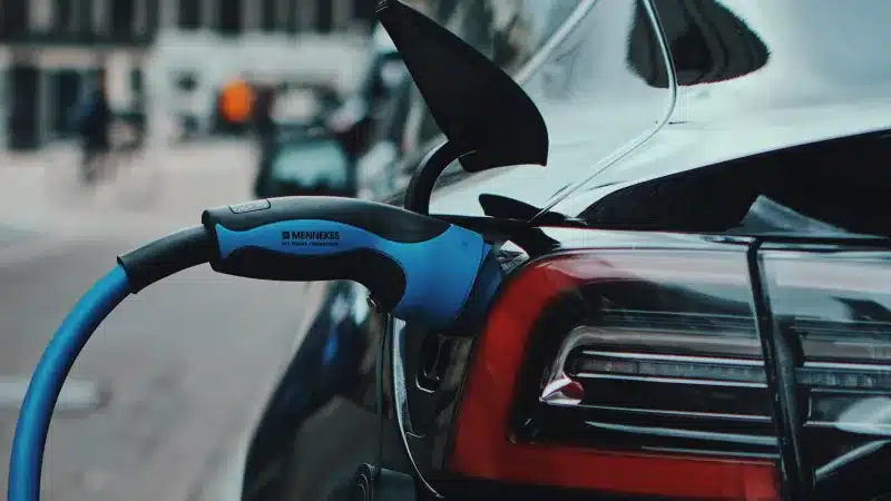 Revolución eléctrica: Explorando cómo los automóviles eléctricos están cambiando la industria automotriz